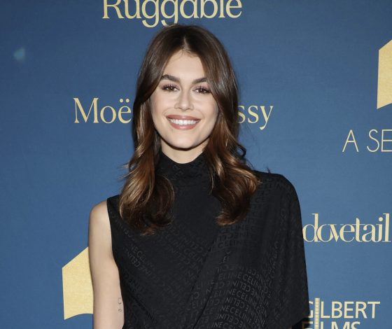 Коко Шанель одобряет: Кайя Гербер появилась в «том самом» маленьком черном платье