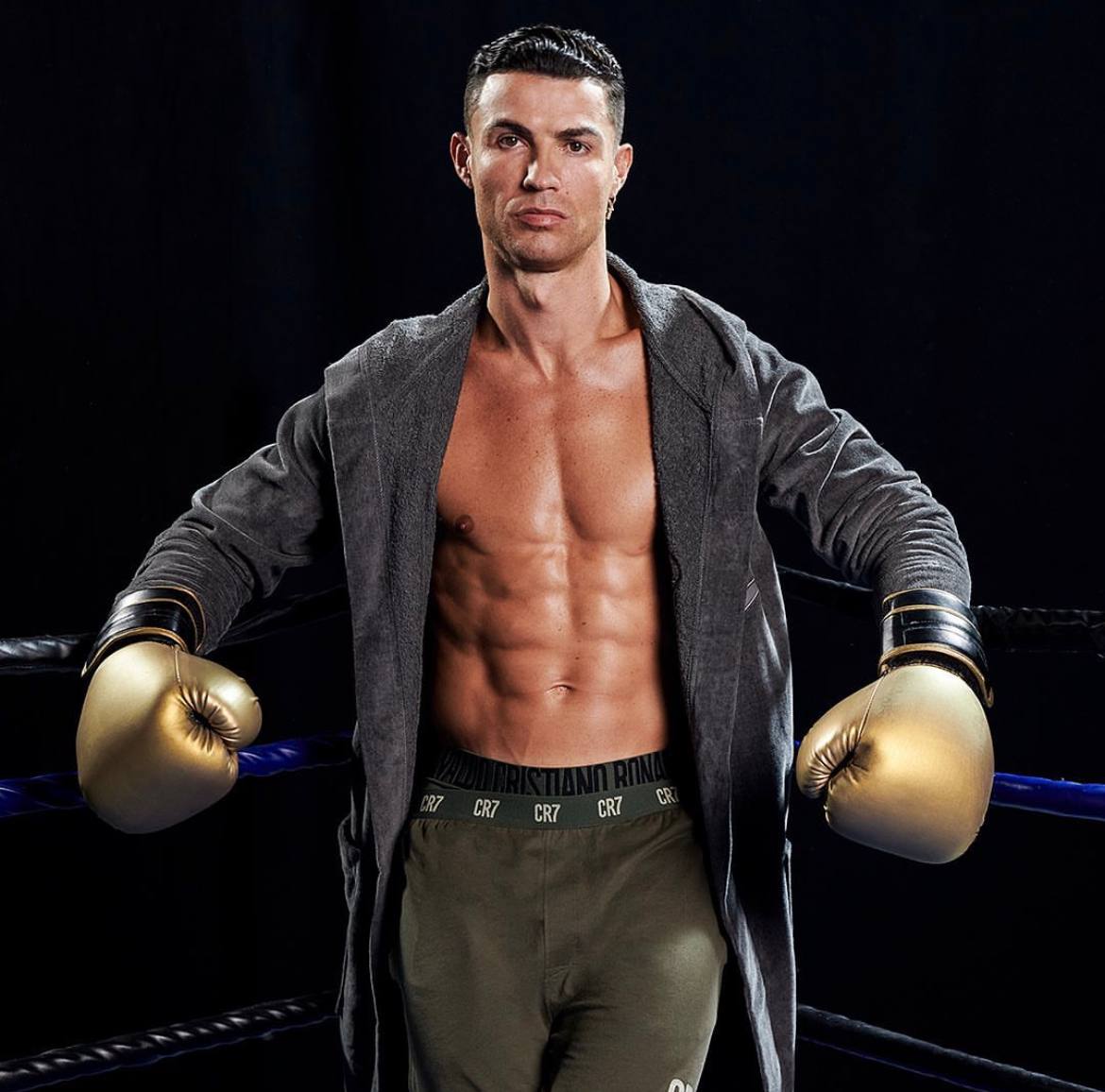 Семи боксер. Ronaldo. Роналду 37 лет. Роналду с боксером. Криштиану Роналду в боксерских перчатках.