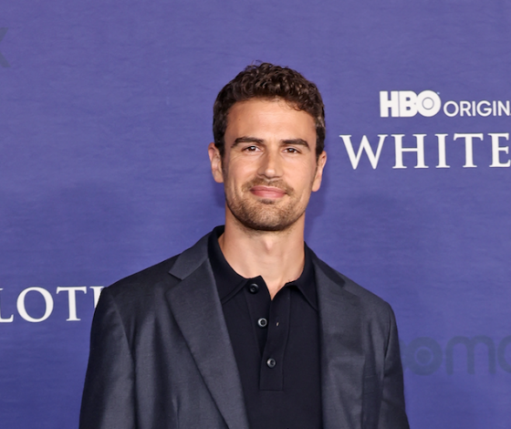 Шок-контент: полностью голый Тео Джеймс во втором сезоне «Белого лотоса»