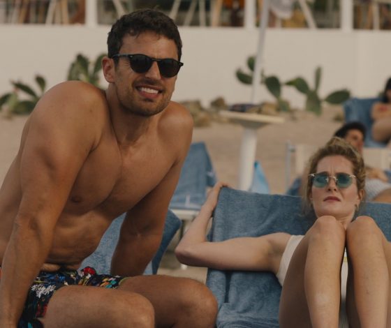 Мы разочарованы: Тео Джеймс рассказал, носил ли он протез в откровенных сценах второго сезона «Белого лотоса»