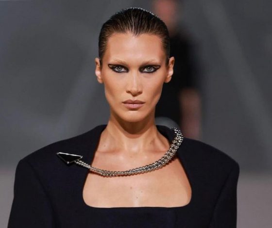 Кожаный плащ и «челка-штрихкод»: Белла Хадид в новой кампании Marc Jacobs