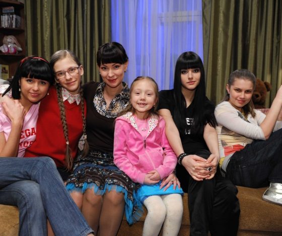 Вспомнить все: Лиза Арзамасова опубликовала архивные фото с Пуговкой из «Папиных дочек»