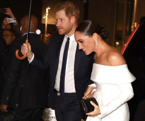 Меган Маркл в платье с открытыми плечами и дерзким вырезом до бедра