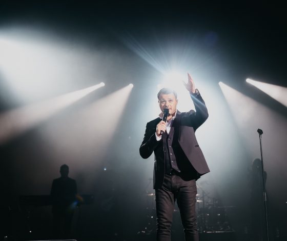 Спецэффекты и почетные гости: как прошел сольный концерт EMIN’а