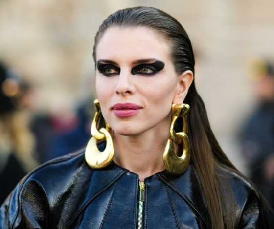 «Не удивлена»: отец и брат Джулии Фокс арестованы после обыска полиции