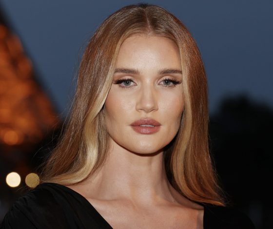 Провокационный образ Роузи Хантингтон-Уайтли с абсолютно прозрачными брюками, покрытыми тонким кружевом