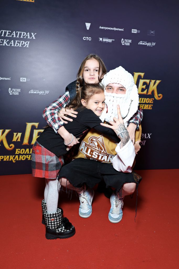 Егор Шип с сестрами