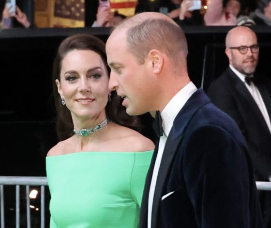 Платье с открытыми плечами и изумрудное колье: Кейт Миддлтон повторила культовый образ принцессы Дианы