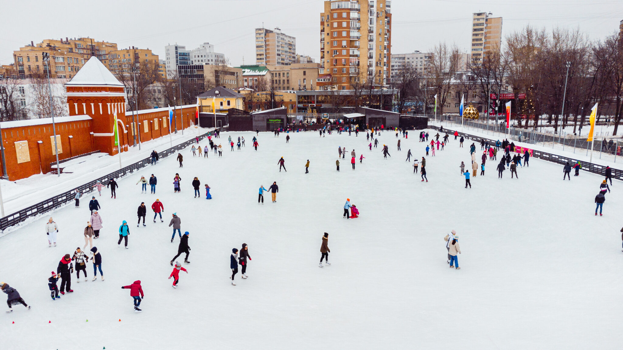 Каток в таганском парке. Каток сияние льда в Таганском парке. Таганский парк каток. Каток Льдинка Митино. Филевский парк каток.