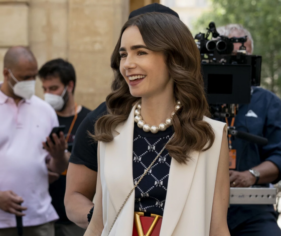 Топ самых неудачных образов из сериала «Эмили в Париже»