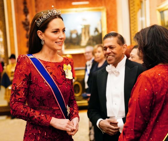 Ход принцессы: Кейт Миддлтон в бриллиантовой тиаре и сверкающем платье, расшитом цветами