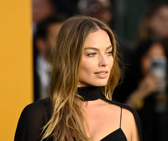 Урок соблазнения: Марго Робби носит лиф бикини вместо топа и жилетку из цепей на светском мероприятии