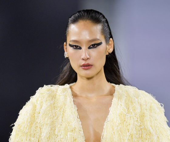 Главные тренды макияжа 2023 года: черные губы, металлические тени и, внимание, пирсинг