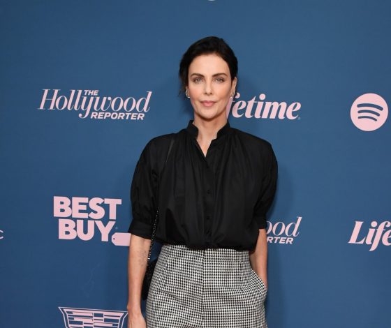 Вне конкуренции: новый выход 47-летней Шарлиз Терон