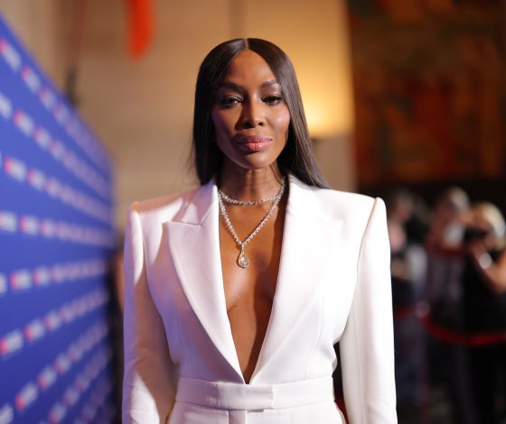 Наоми Кэмпбелл появилась в смокинге с глубоким вырезом на голое тело