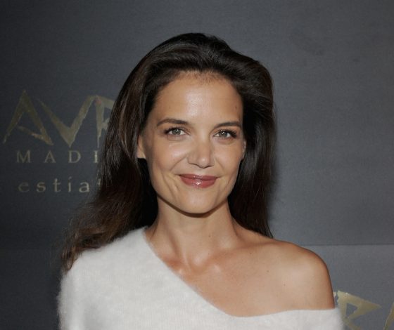 Как при помощи одного шарфа «раскрасить» любой образ? Берем уроки у Кэти Холмс