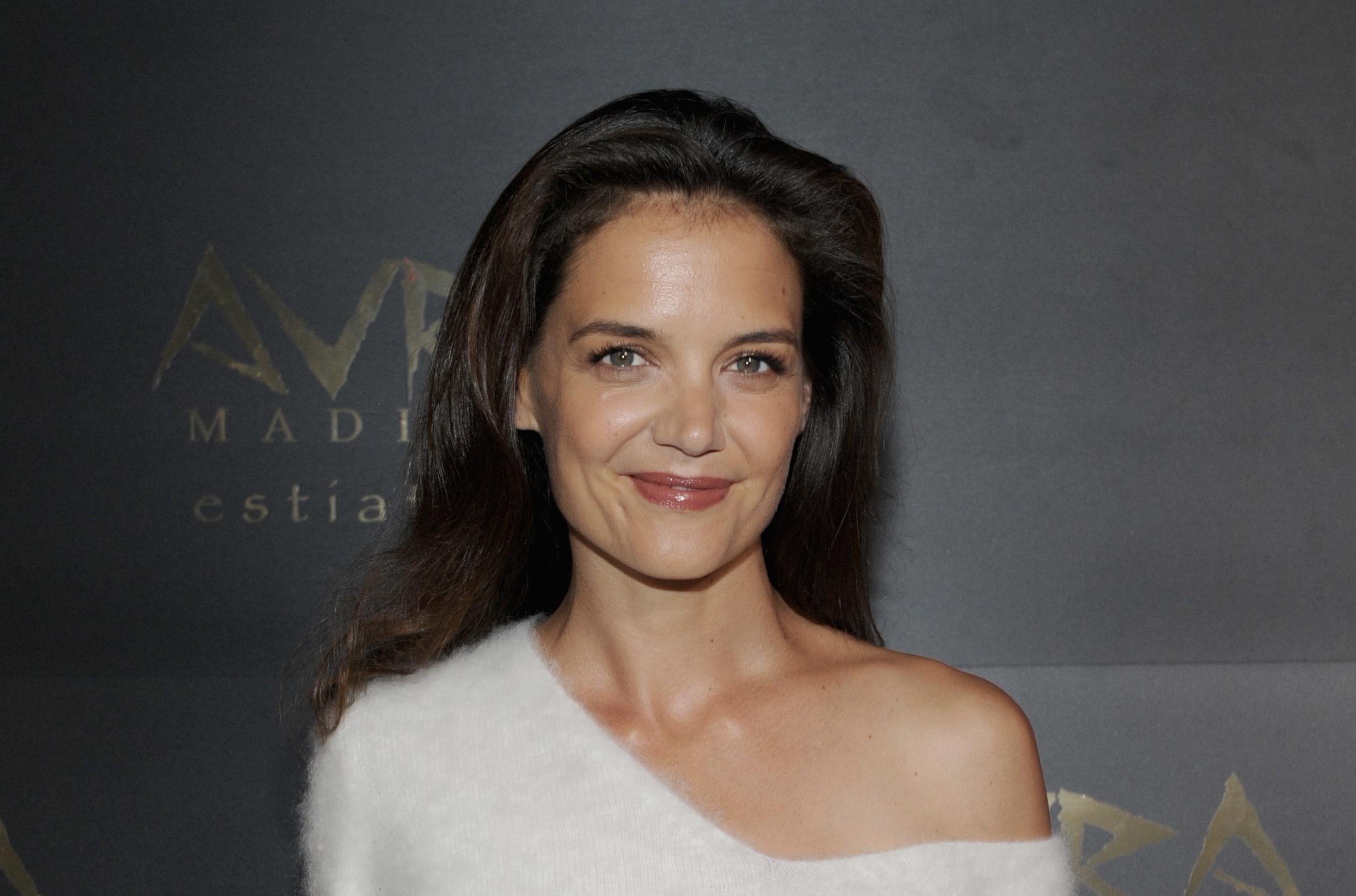 How can I “color” any image with a single scarf?  Learning from Katie Holmes