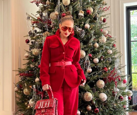 Трехметровые елки, сверкающие гирлянды и необычные игрушки: как звезды подготовились к праздникам