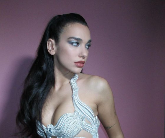 Сияющий лиф с кристаллом и необычная мини-юбка: Дуа Липа нашла идеальный образ для новогодней вечеринки