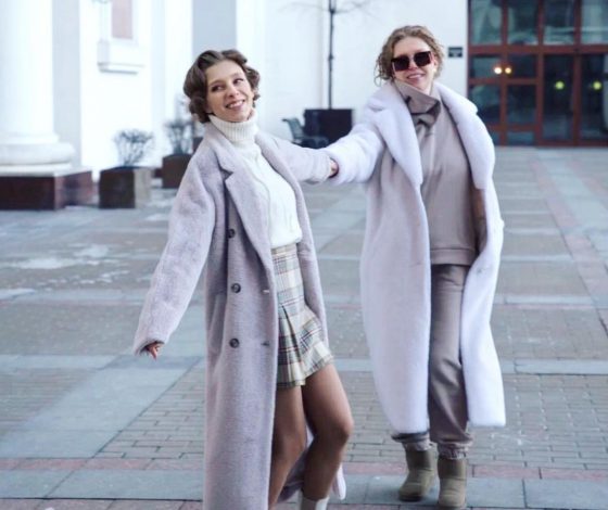 «Я подумала, что это ваш близнец»: Лиза Арзамасова опубликовала фото с мамой