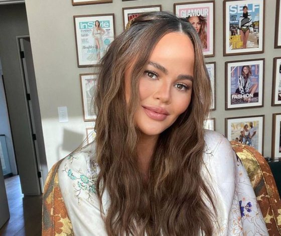 Крисси Тейген показала лицо новорожденной дочери