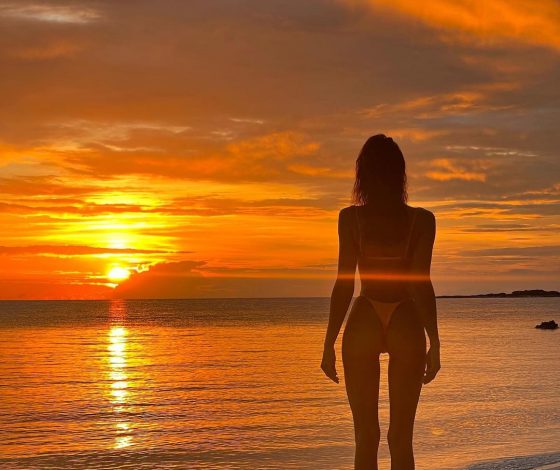 Женщина с картинки: Ирина Шейк в купальнике и на фоне заката встречает Новый год