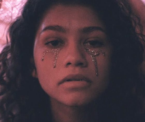 Как правильно удалить макияж с глиттером, чтобы не собирать блестки по квартире целый год?