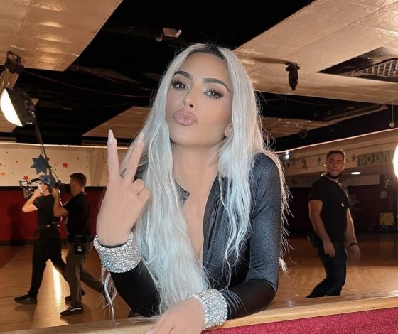 Как превратить повседневный комбинезон в новогодний? Ким Кардашьян голосует за ручной труд