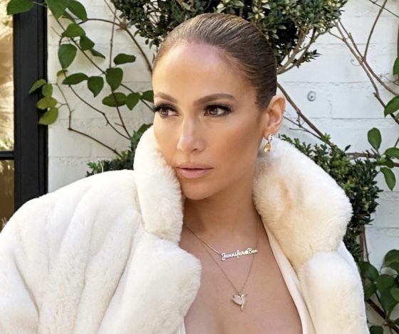 Дженнифер Лопес встретила Рождество в весьма спорном наряде. Почему и, главное, зачем?