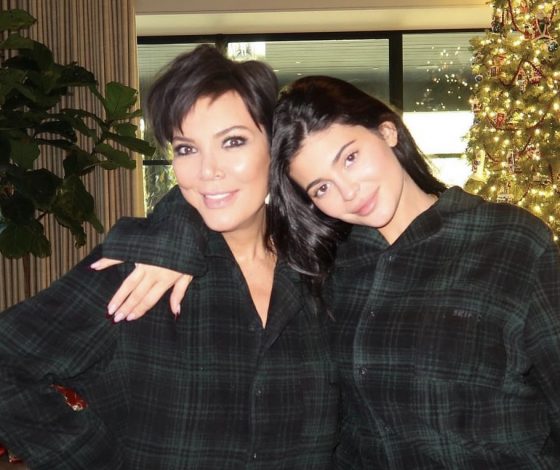 Не красными едиными: Кайли Дженнер выложила фотографию с мамой в пижамах «нового уровня»