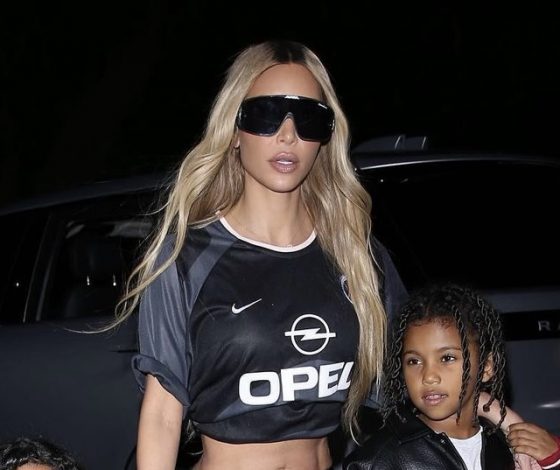 Как обыграть футбольную форму в повседневном образе? Гол забивает Ким Кардашьян