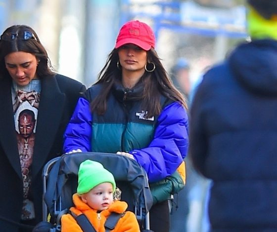 Зима – не повод прятаться: Эмили Ратаковски призывает не бояться ярких цветов