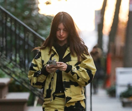 Как делать не надо: Эмили Ратаковски выбрала образ, который неудачно подчеркнул ее фигуру