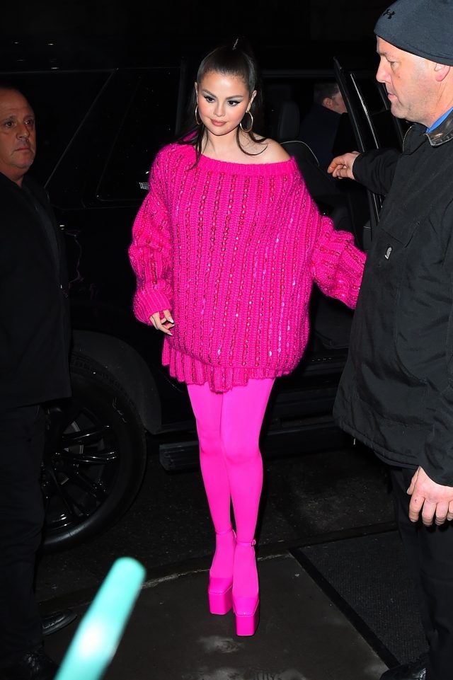 Вот это ноги: Селена Гомес в ярко-розовом свитере и туфлях на экстремальной платформе