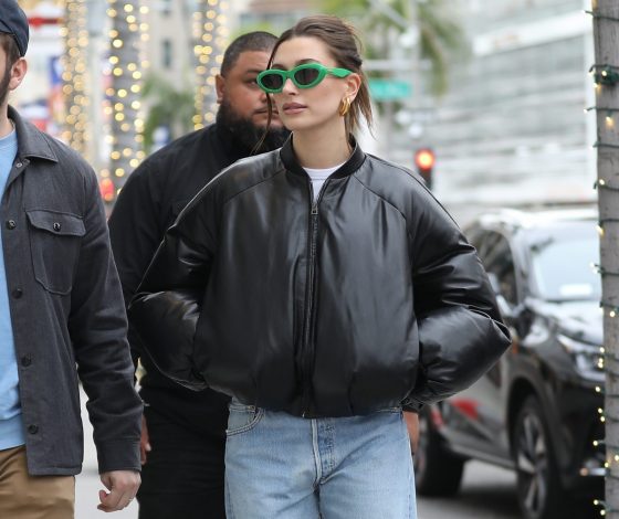 Как выглядит самая желанная куртка этого сезона за полмиллиона рублей? Показывают Хейли Бибер и Кендалл Дженнер