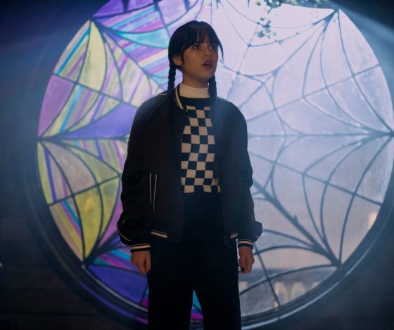 О незамеченных деталях, витраже и контрастном дизайне: стали известны подробности создания комнаты Уэнсдэй и Энид в сериале «Уэнсдэй»