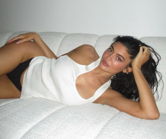 В ее стиле: Кайли Дженнер поделилась откровенными снимками в майке и нижнем белье