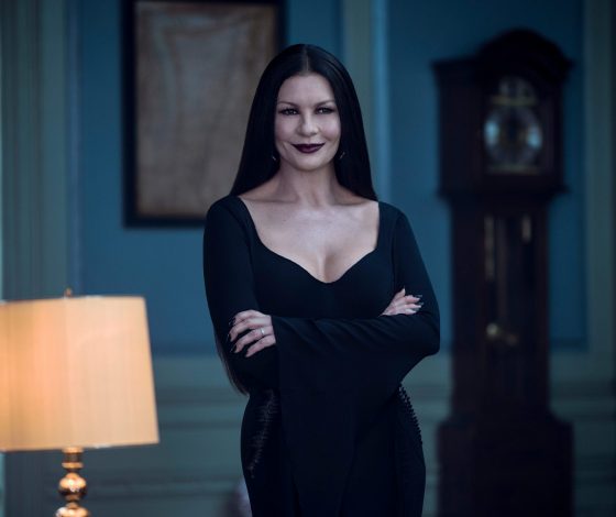 «Аллергия на цвет»: Кэтрин Зета-Джонс, сыгравшая Мортишу Аддамс в сериале «Уэнсдэй», украсила рождественскую елку в стиле шоу