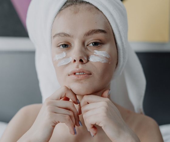 3 крема для кожи вокруг глаз, которые избавят от утренних отеков