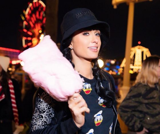 Из Барби в Уэнсдэй Аддамс: Пэрис Хилтон стала брюнеткой