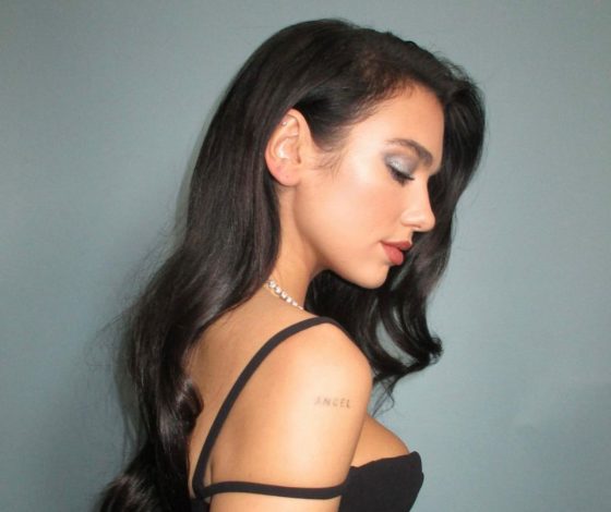 Опасный красный: Дуа Липа появилась в костюме, который ты точно оценишь