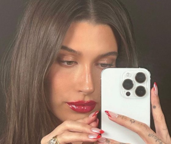 Хейли Бибер показала идеальный праздничный маникюр в своем стиле