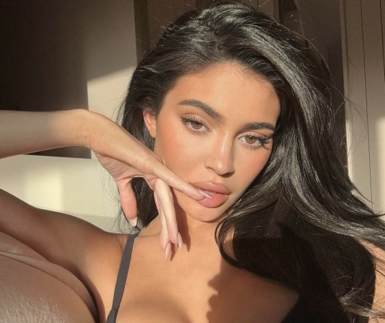 Кайли Дженнер впервые вышла на публику с годовалым сыном