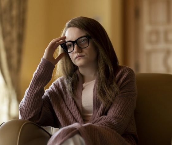 Малевич не одобряет: звезда «Изобретая Анну» Джулия Гарнер появилась в весьма спорном платье, которое превратило ее в красный квадрат