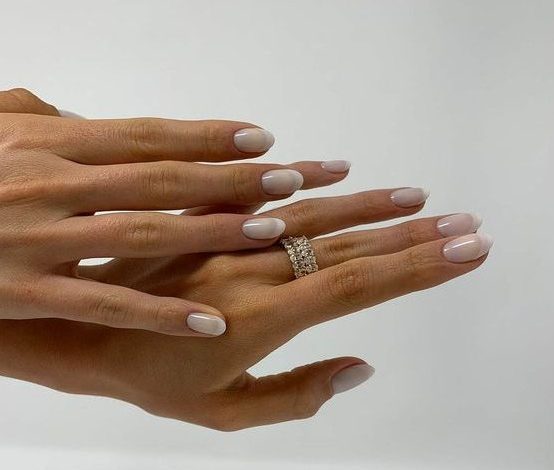 Разгрузочный маникюр: 10 идей для тех, кто устал от дизайна и блесток