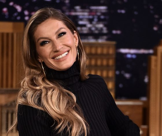 Идеальное тело: Жизель Бундхен в соблазнительном купальнике катается на серфе