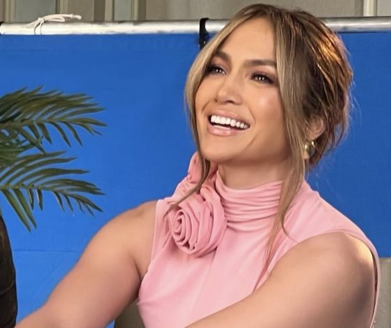 Дженнифер Лопес в облегающем розовом платье, которое подчеркивает все изгибы