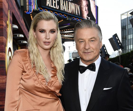 Беременная дочь Алека Болдуина снялась топлес