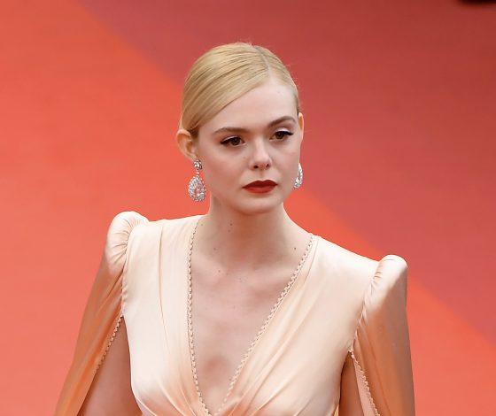 Звезда «Малефисенты» Эль Фаннинг примерила платье в стиле старого Голливуда, которое придется по нраву каждой. Ну, почти