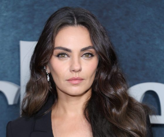 Фанатка перепутала Милу Кунис с Меган Фокс. Кажется, что звезды и вправду очень похожи